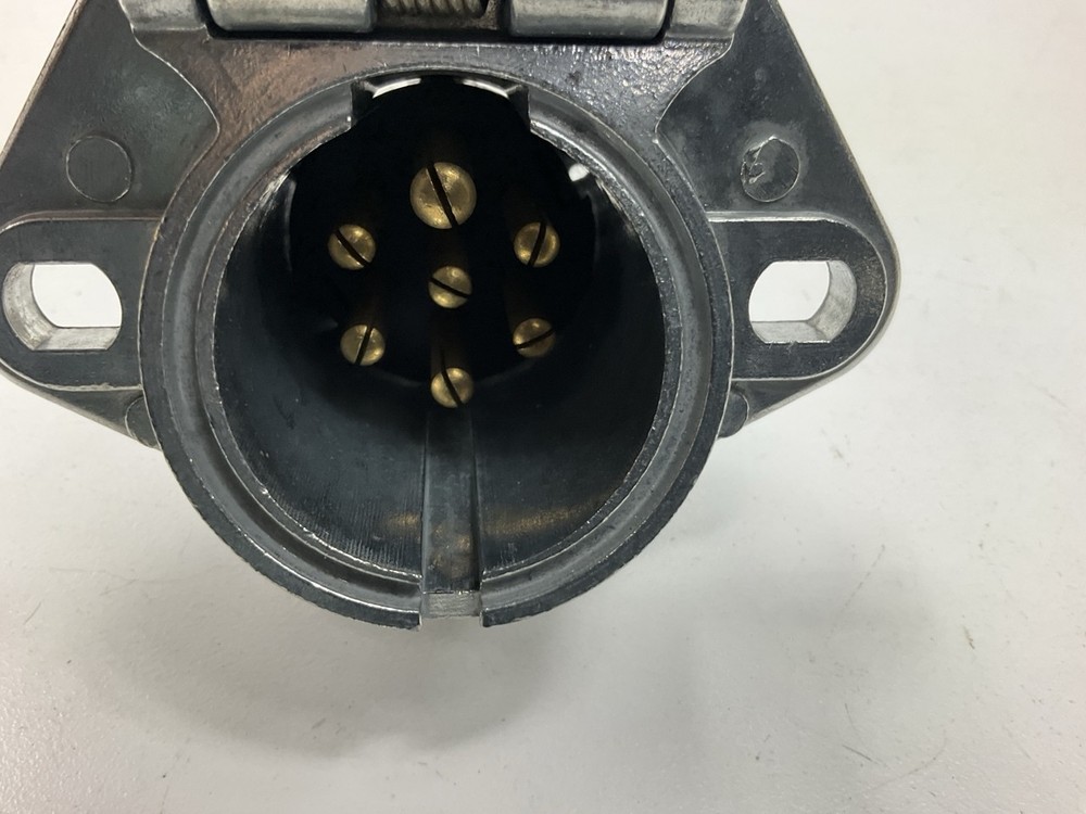 Velvac 593084- 7-Way Wire Insertion Split Pin Female Trailer Socket Plug