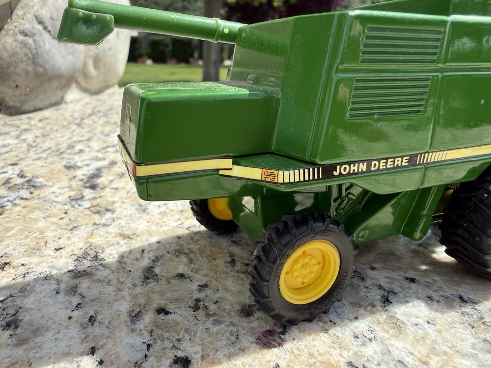 John Deere 9500 Combine die-cast model tractor