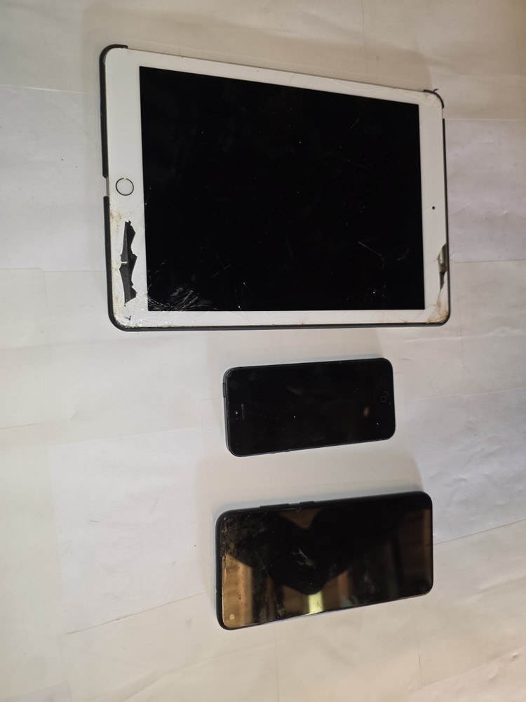 Broken Electronics Lot – Samsung Smartphone, Apple iPhone, Apple iPad Tablet –