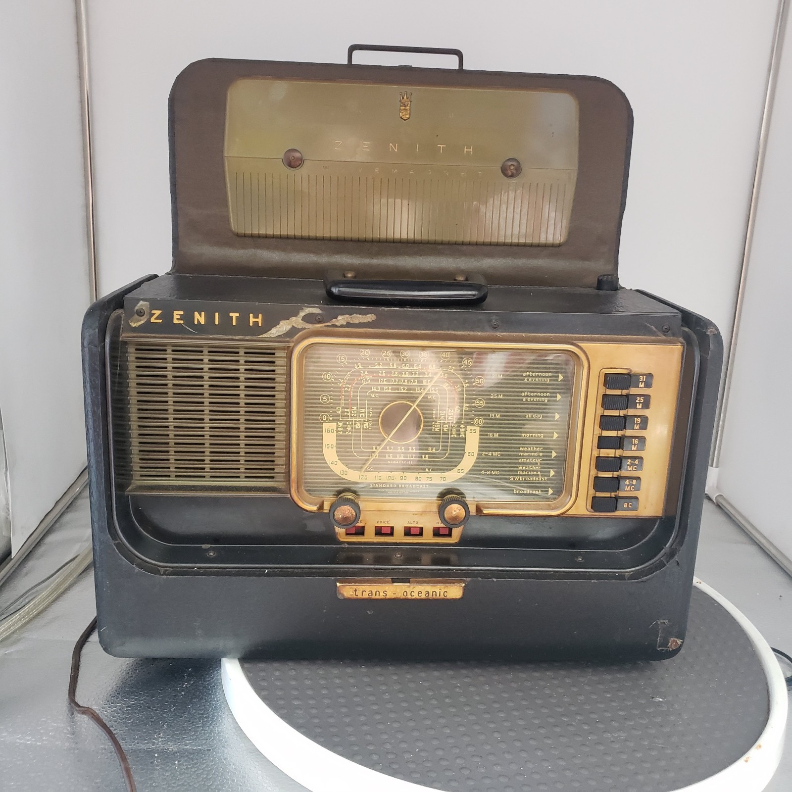 Zenith Trans-Oceanic Portable Shortwave Tube Radio 1950's Power Up