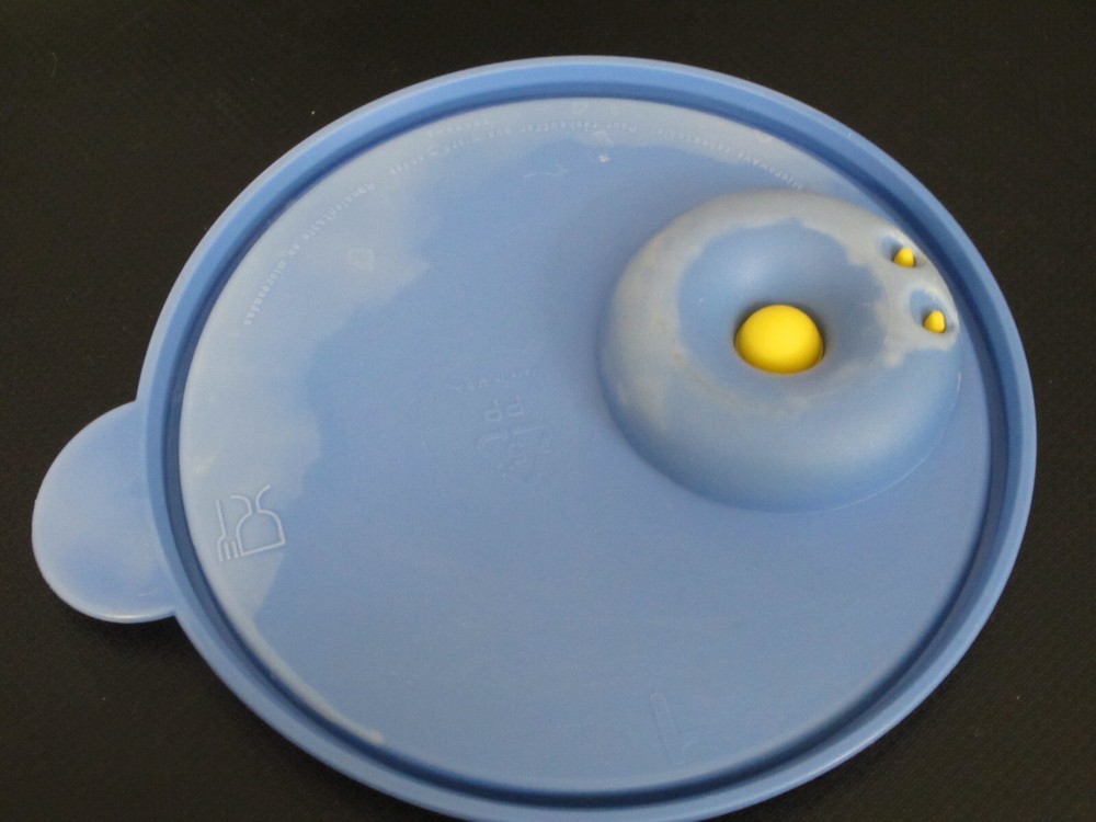Tupperware Crystal Wave Blue Microwave Vented Replacement Lid #2648A-3