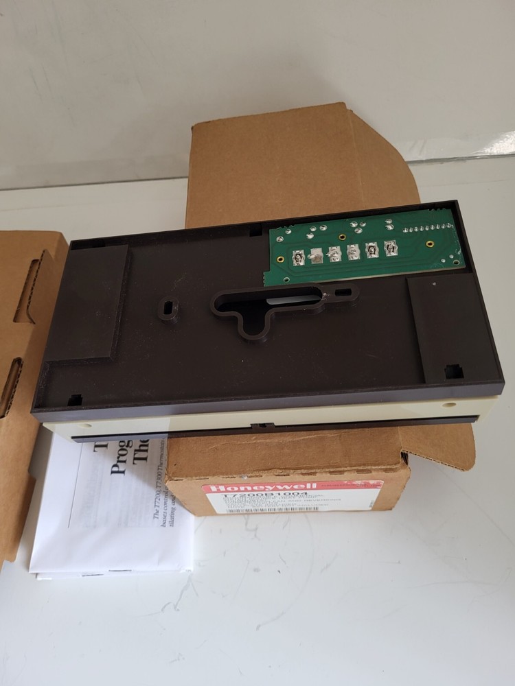 HOONEYWELL THERMOST PROGRAMABLE T7200B1004