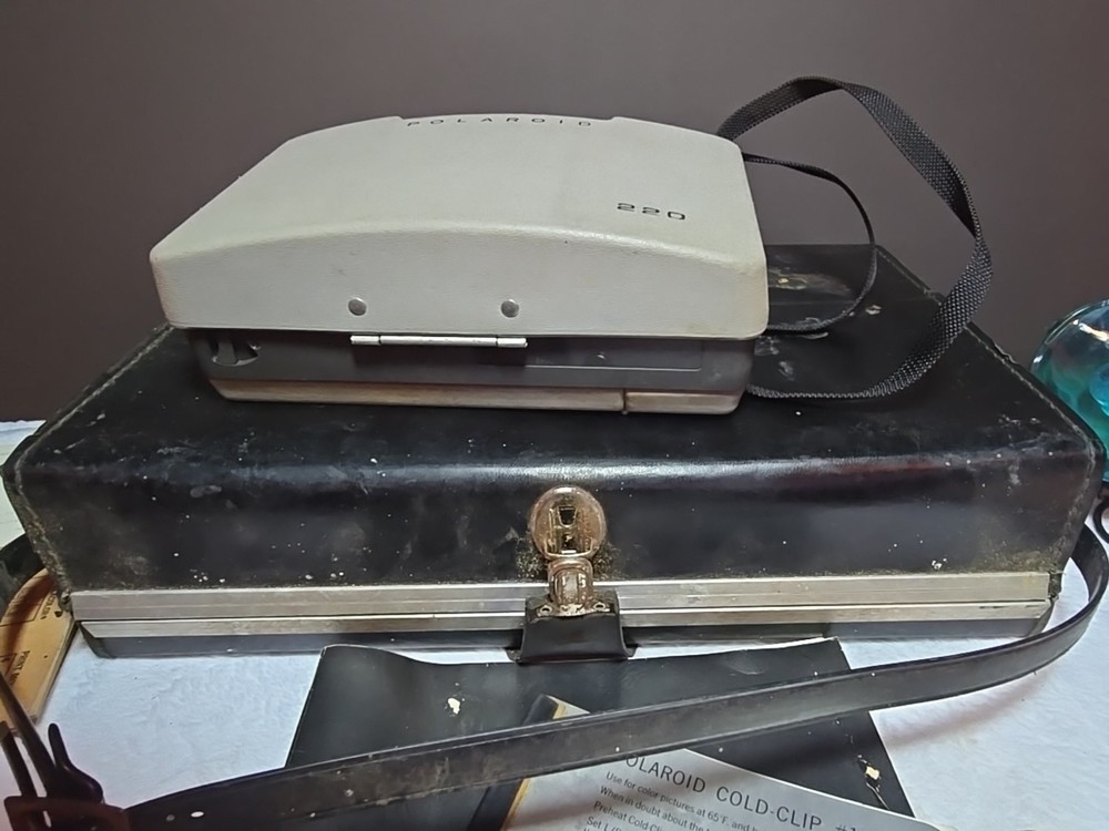 Polaroid Land Camera Automatic 220 w Case Flash GE M3 Bulbs Untested