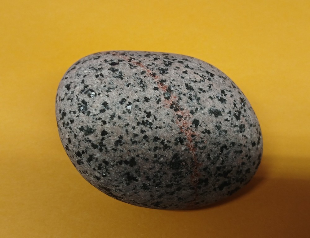 Fluorescent Sodalite ( Yooperlite ) 8 oz. A Beutiful Bright Yooperlite