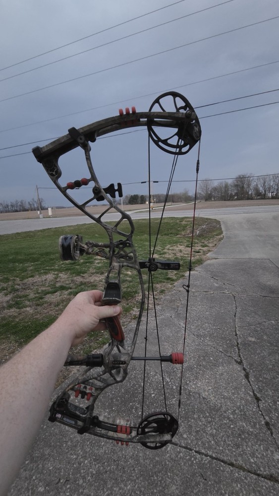 Hoyt Nitrum 30 Compound bow New string and cables last August. Everything in pic