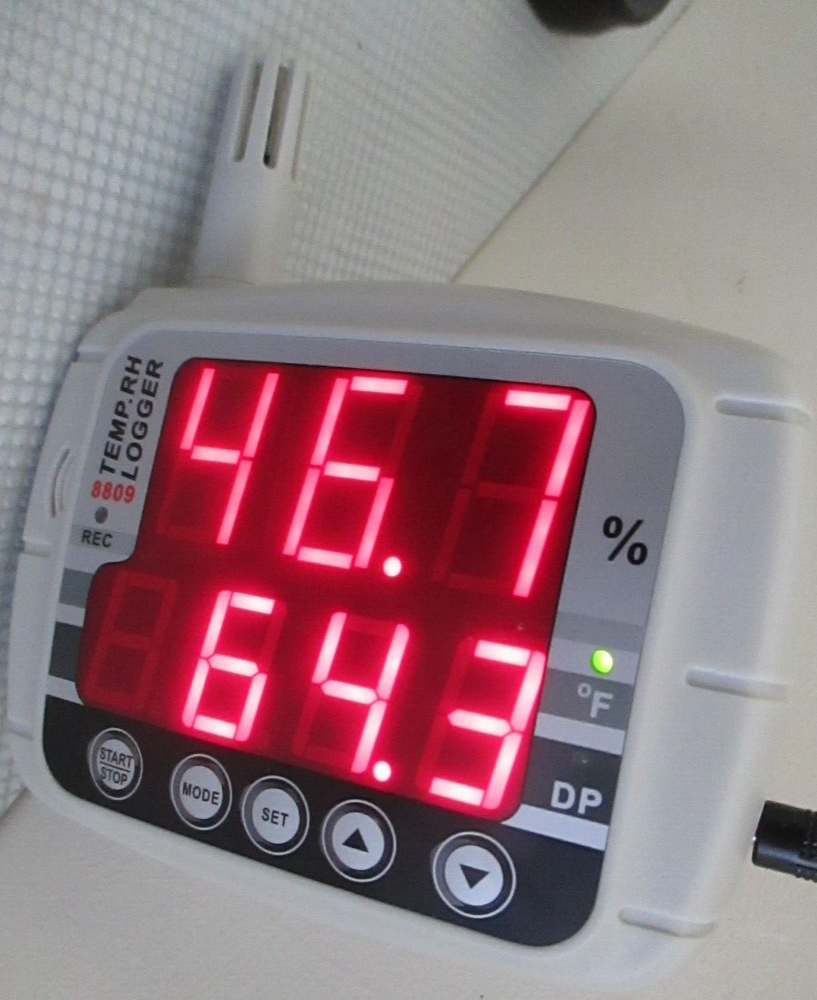 GENERAL INSTRUMENTS 8809 LED TEMPERATURE RELATIVE HUMIDITY DATA LOGGER LTH8809DL