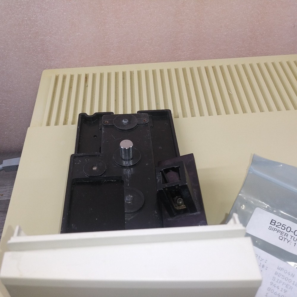 Shimadzu UV-1700 PharmaSpec UV-VISIBLE Spectrophotometer