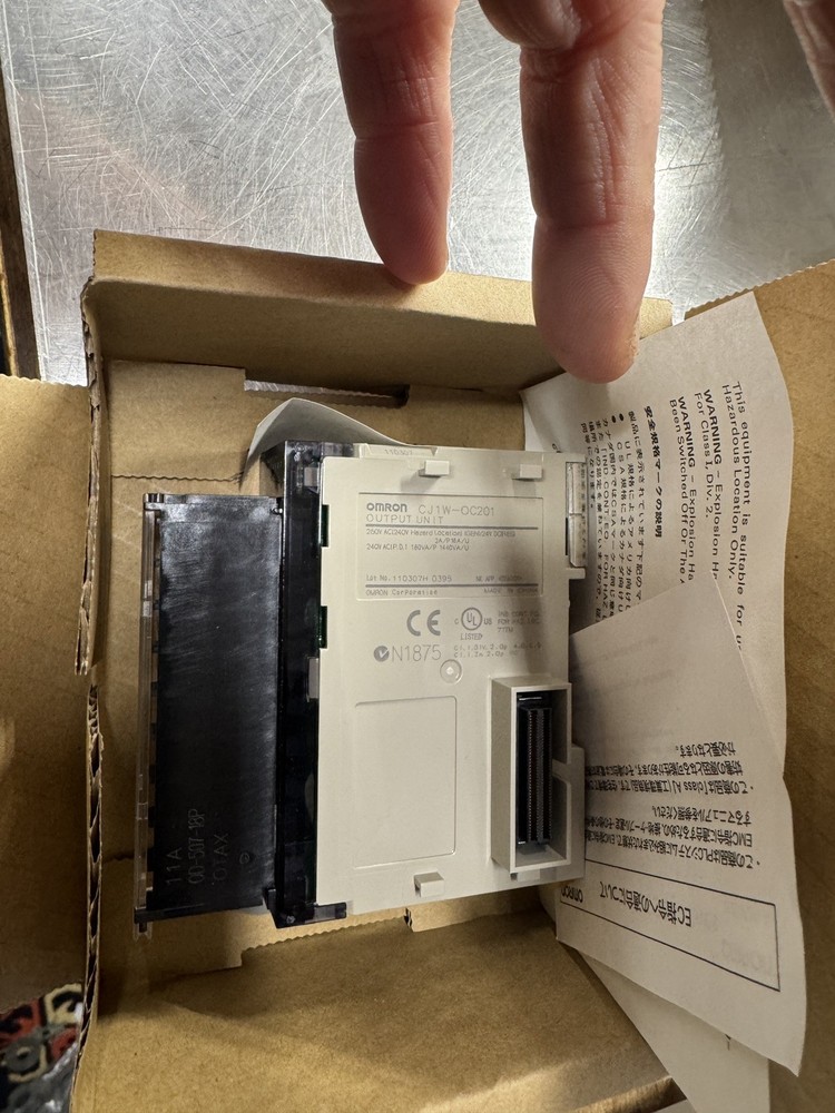 1PC compatible  OMRON CJ1W-OC201 output unit programmable logic controller