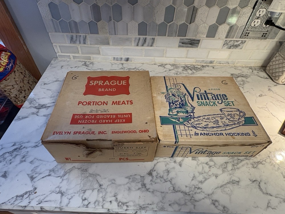 ANCHOR HOCKING 16 Piece Glass Snack Set GRAPE PATTERN Two Full Sets.