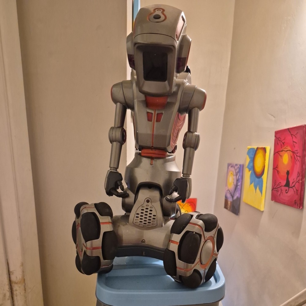 Wow Wee Mr. Personality Robot (No. 8043) - No Controller/Accessories "UNTESTED"