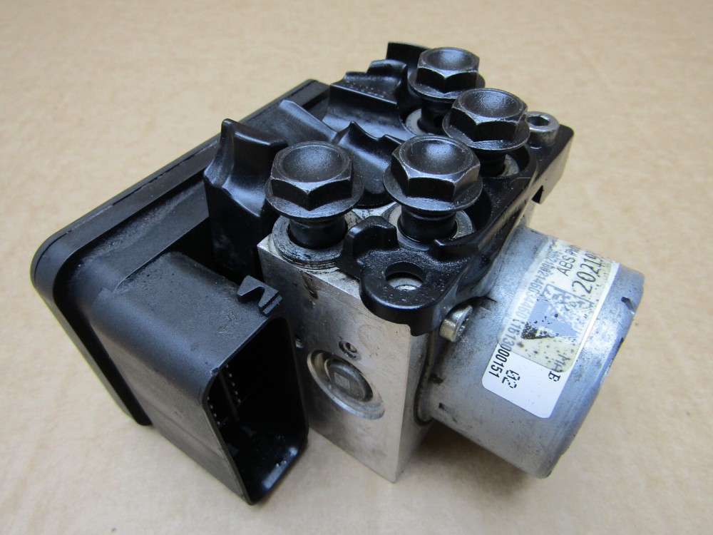 Triumph Thruxton 1200R 2016 4,635 miles ABS pump control module (9129)