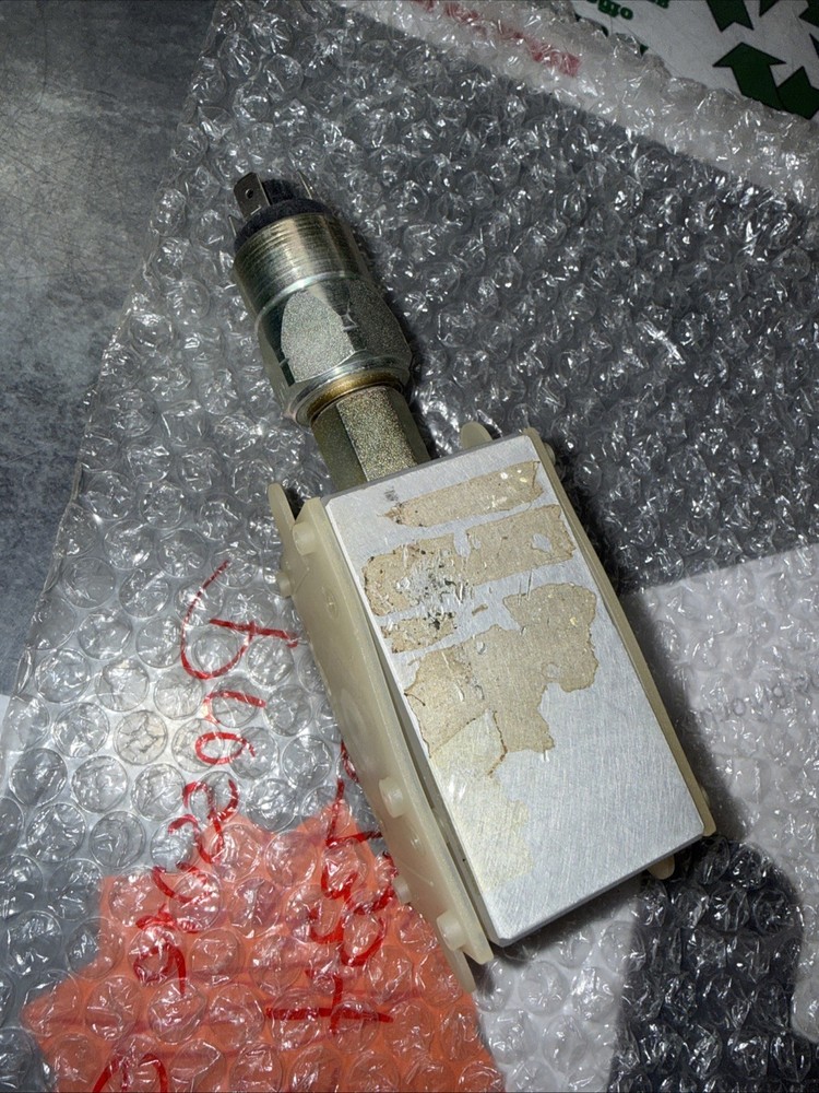 Lewmar pressure switch with manifold B7334