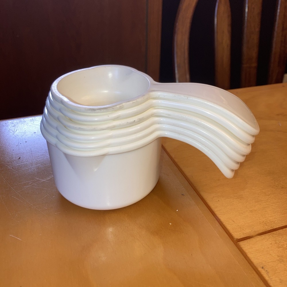 Set Lot 6 White Tupperware Measuring Cups Stackable Curved Handle Double Spouts
