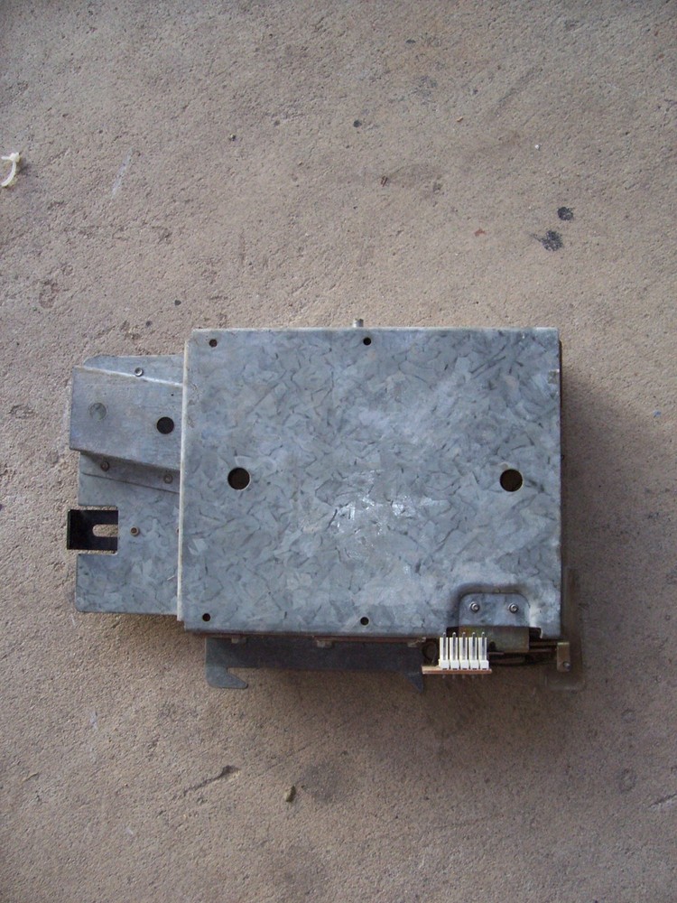 Rowe/AMI jukebox coin acceptor with bracket