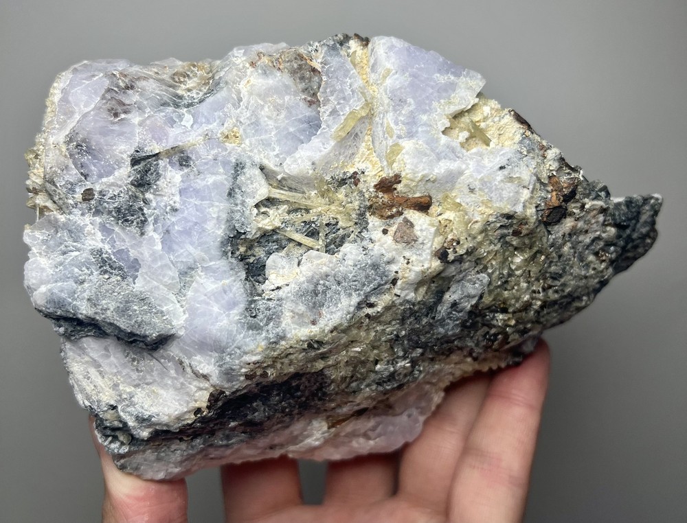 1086 Gr. Fluorescent Strong Persistent Phosphorescence Hackmanite W/ Richterite