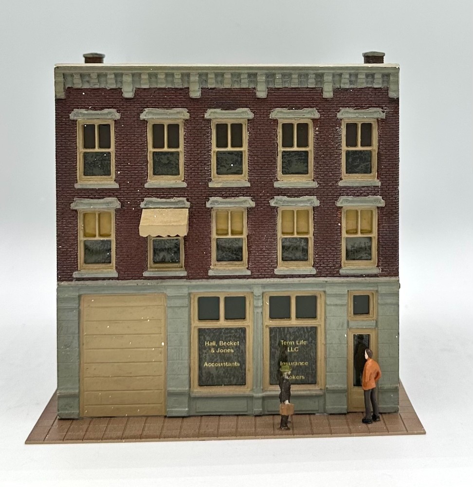DPM HO Scale 2-Story Custom/Weathered Painted   Fully Assembled. Lighted