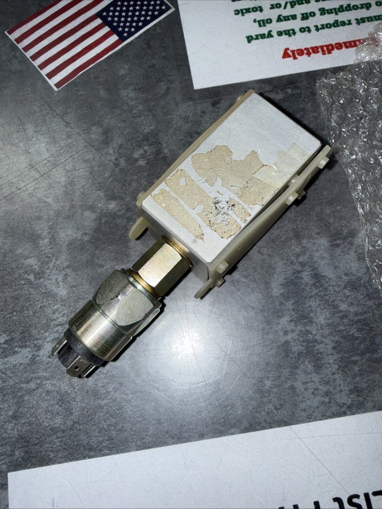 Lewmar pressure switch with manifold  B7334