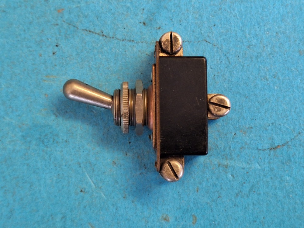 Toggle switch ~ DPDT ~ 250v @ 3A ~ Screw terminals ~ RS Components