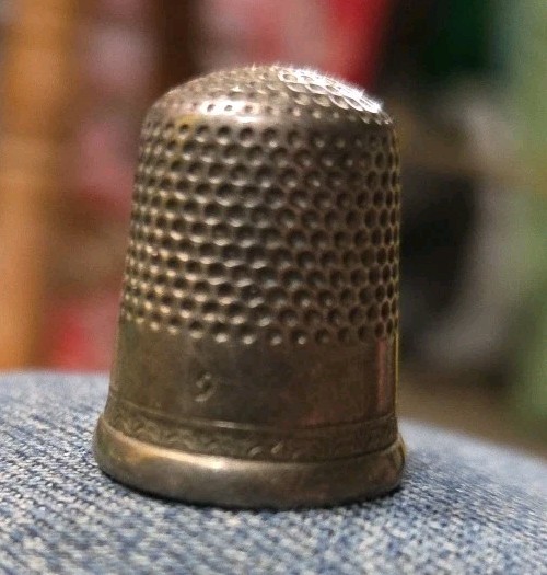 STERLING SILVER THIMBLE ANTIQUE SIZE 9 SCROLL BORDER 5 GRAMS