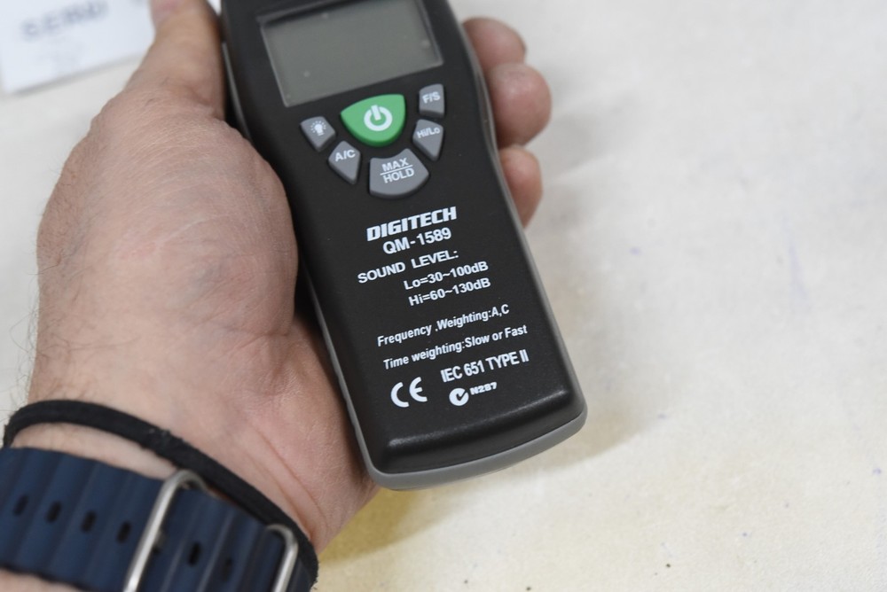 Digitech QM-1589 Compact Digital Sound Level Meter with Case