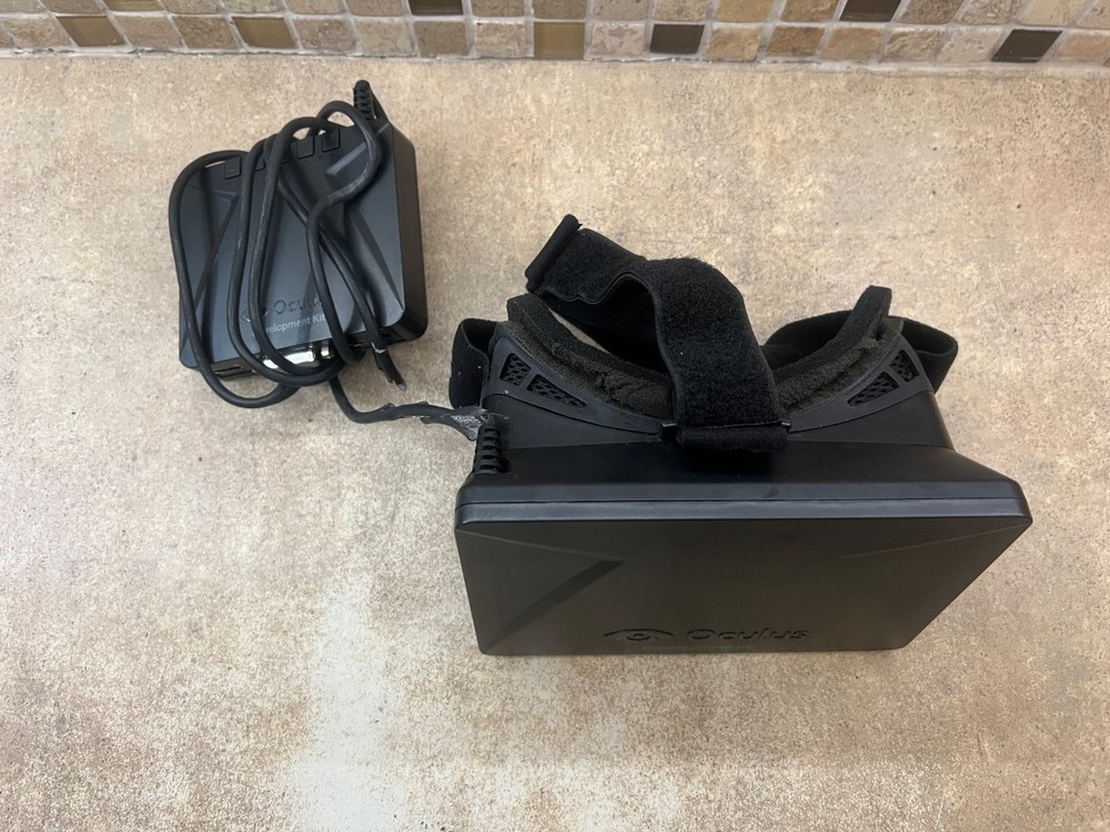 Oculus Development Kit DK Virtual Reality Headset with Case