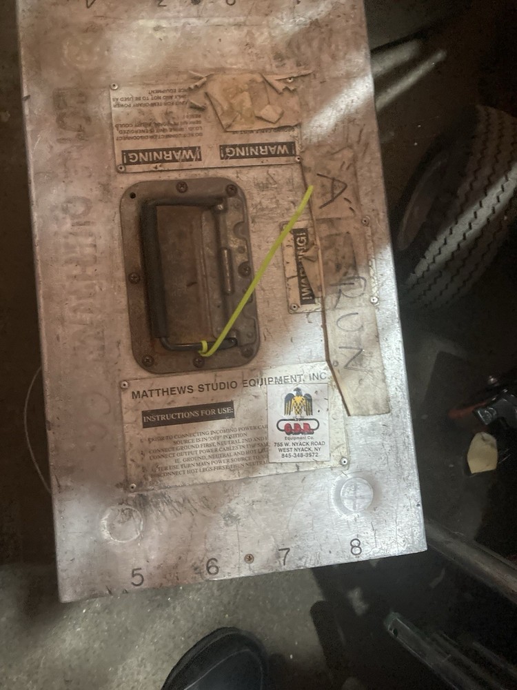 Mathews 600 Amp Flow Thru Distribution Box   Can locks