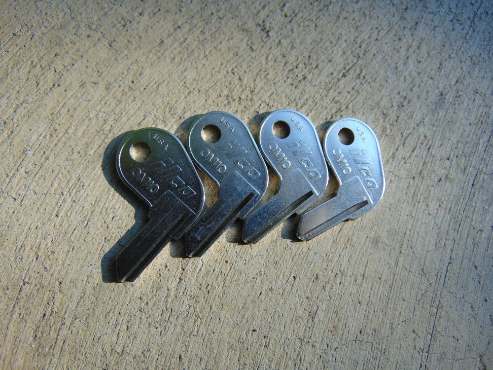4 KEYS  OUTBOARD   OM10   UNCUT  KEYS      LOCKSMITH