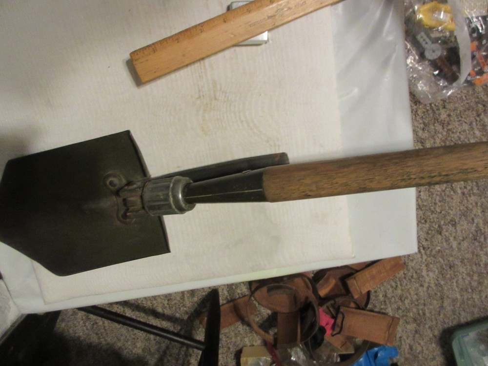 WWII US ARMY M1943 COMBAT FIELD FOLDING SHOVEL-DATED 1944, WOODS