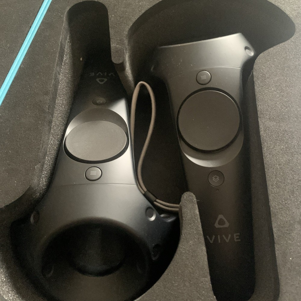 HTC Vive VR Headset Complete Set Full Kit System Steam VR PC Virtual Reality