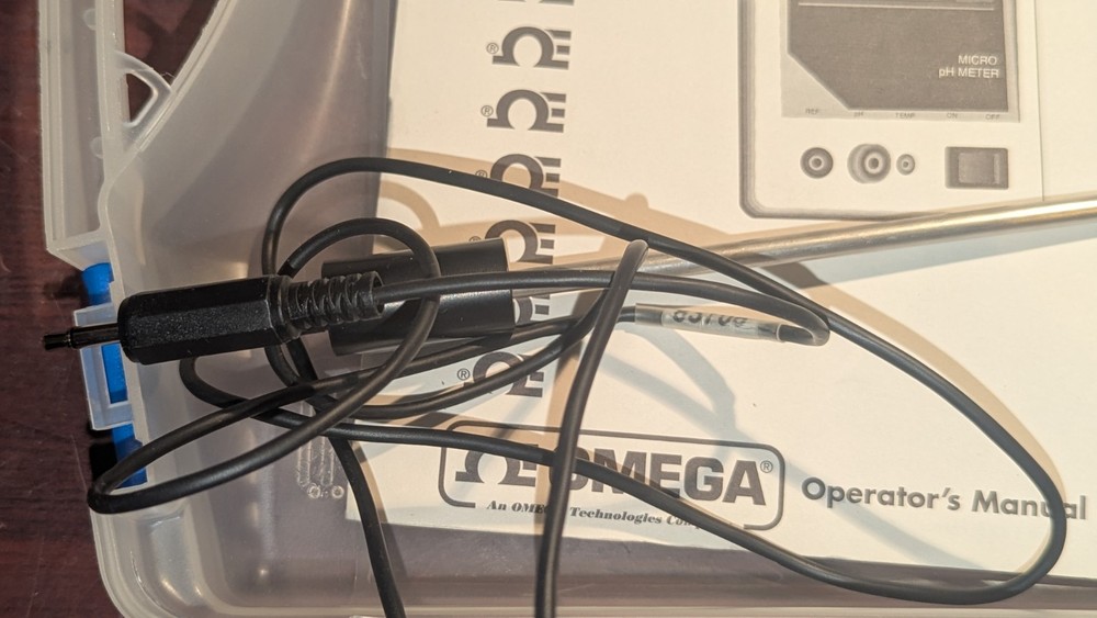 Omega PHH-257 Microprocessor PH Meter w Case & Probes READ CONDITION