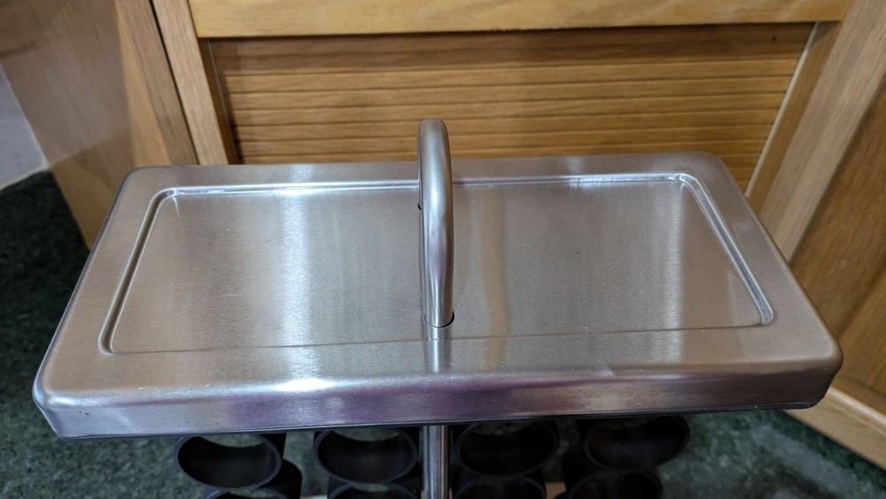 Space Saving Spice Rack with 20 Labeled Jars.