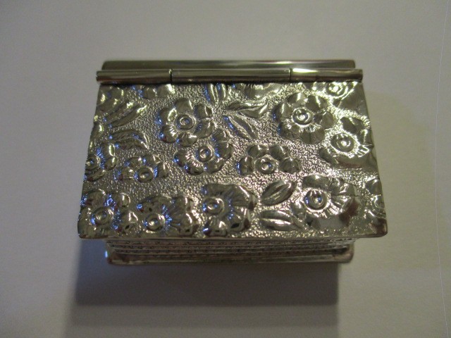 Sterling silver snuff box Pill box gorgeous design on top solid 925 silver