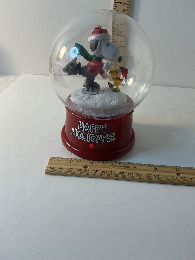 Gemmy Peanuts Snoopy Christmas Gift Musical Snow Globe