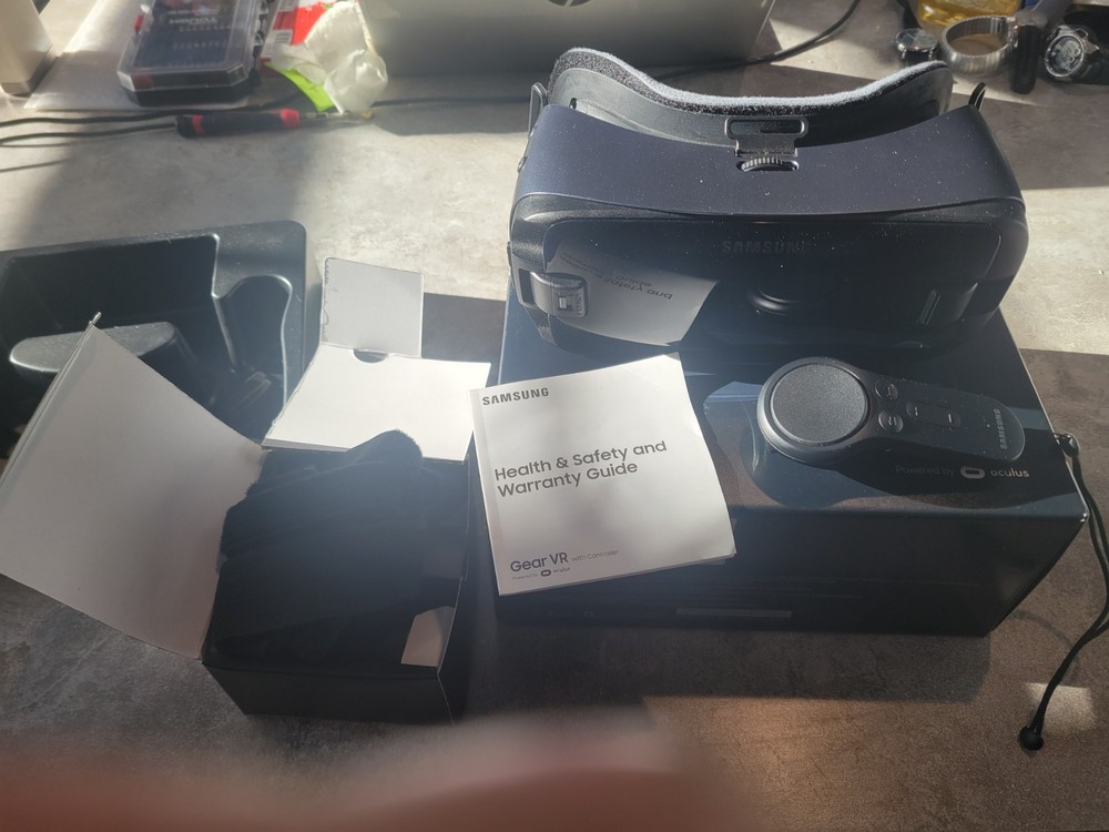 Samsung SMR324 Gear VR with Controller - Black