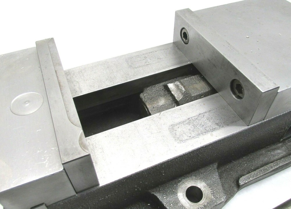 KURT ANGLOCK 6" MILLING MACHINE VISE w/ JAWS & HANDLE - #D60