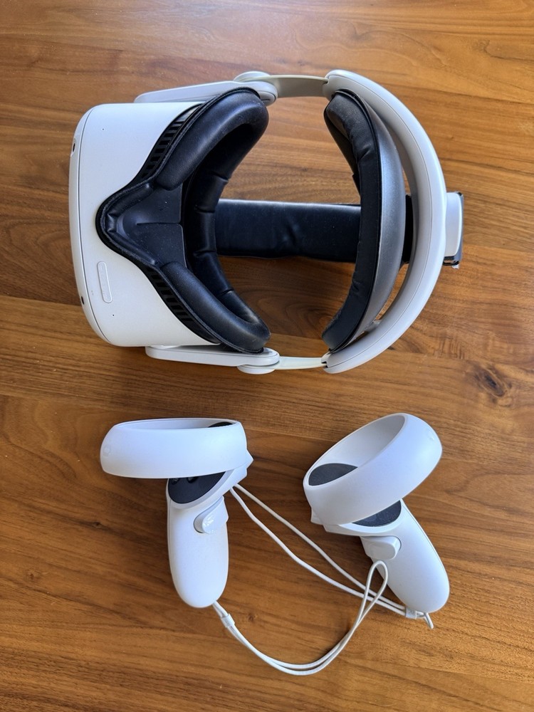 Meta Quest 2 With kiwi Strap And Case