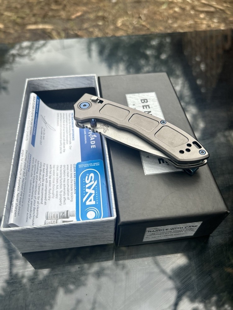 Benchmade M390 Pocketknife Titanium Handle AXIS Lock Gray Blue Drop Point