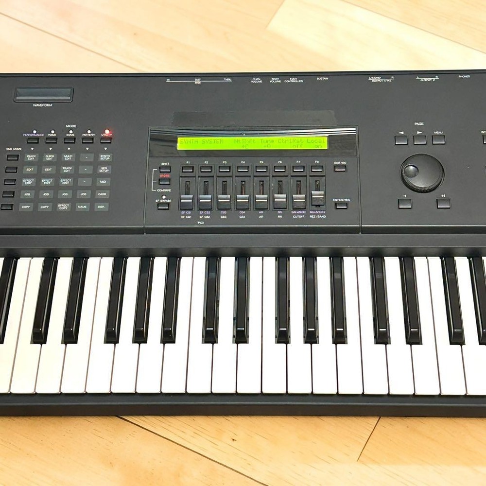 YAMAHA SY85 Workstation Synthesizer with Hard Case