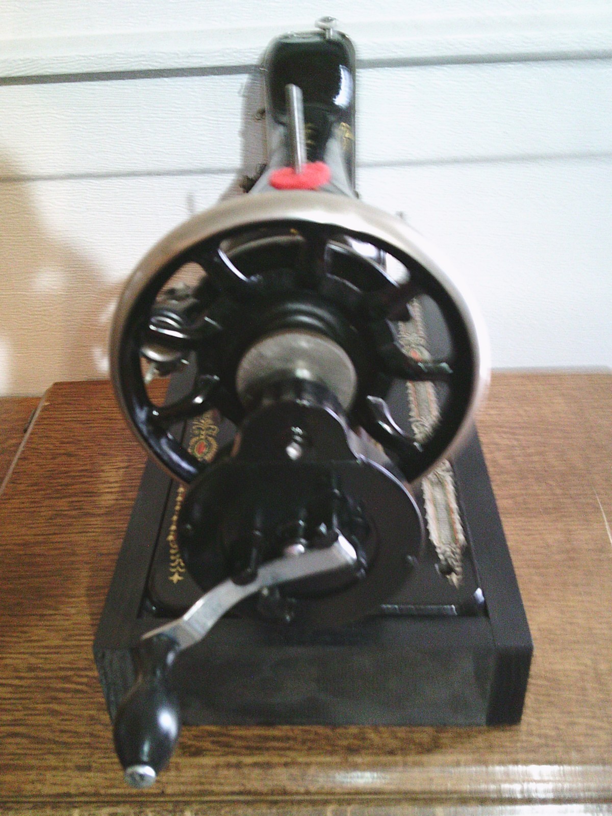 ANTIQUE SINGER SEWING MACHINE MODEL 66 'RED EYE', HAND CRANK, SERVICED