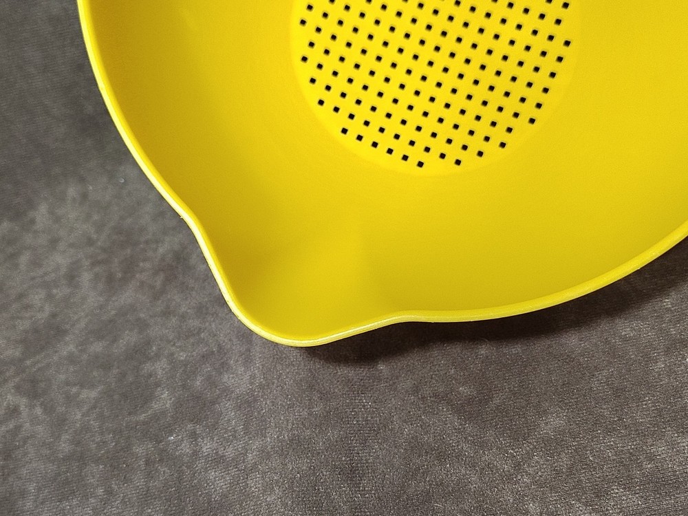 Vintage Tupperware #1200 1Qt & #1523 2Qt Colanders Strainers YELLOW