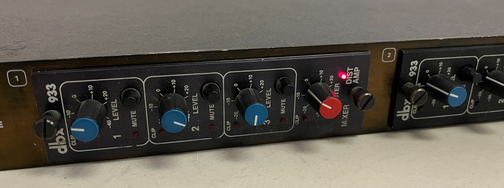dbx FS900 Chassis w/ 2 dbx 933 Distribution Amplifier