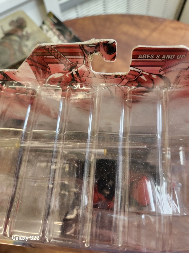 DEADPOOL WITH DIORAMA BY MARVEL SELECT