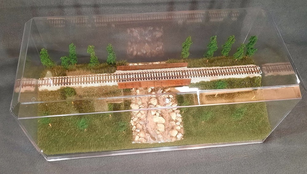 N SCALE- SINGLETRACK 16"-BRIDGE w/ STREAM "SUMMER SCENE" TRAIN DISPLAY CASE