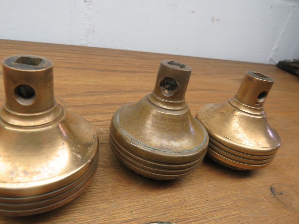 3 OLDDOOR KNOBS & ESCUTCHEON