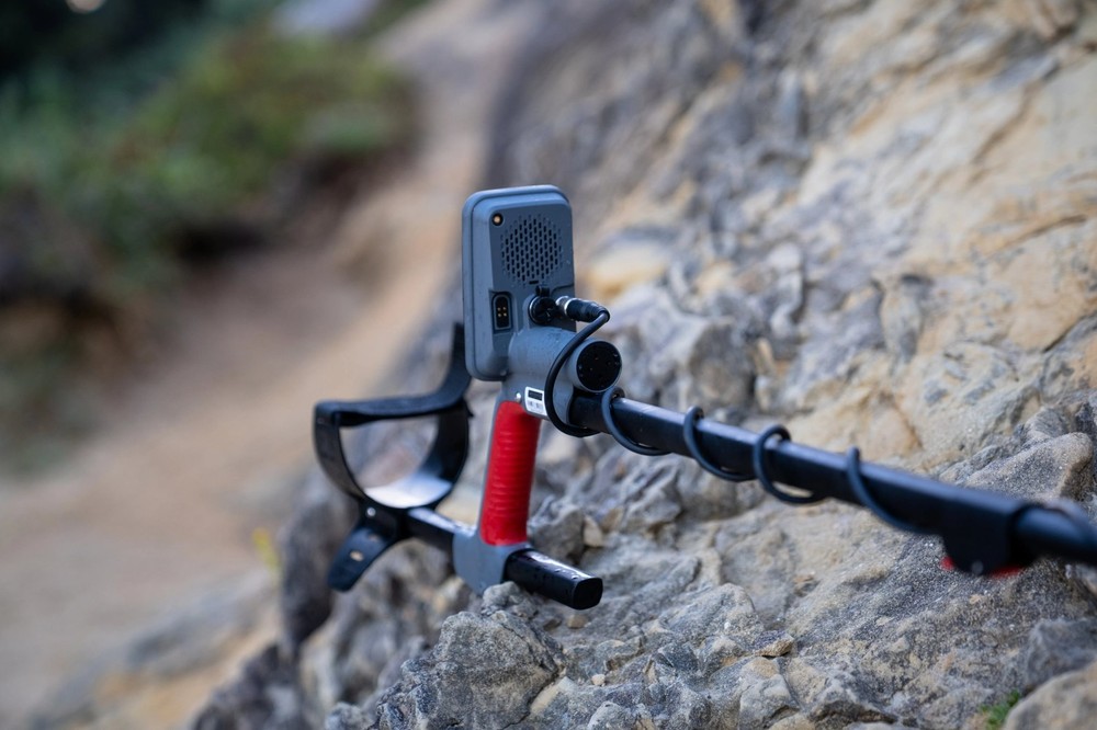 Minelab Vanquish 560 Waterproof Multi-Frequency Metal Detector