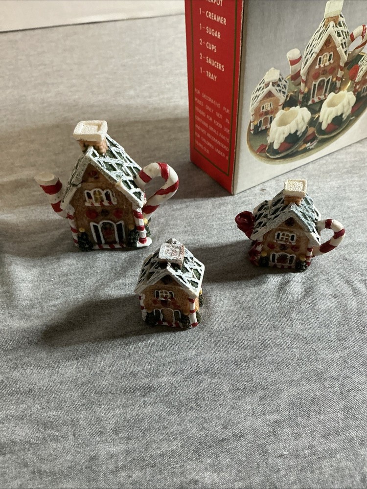 Poly Holiday House Tea set