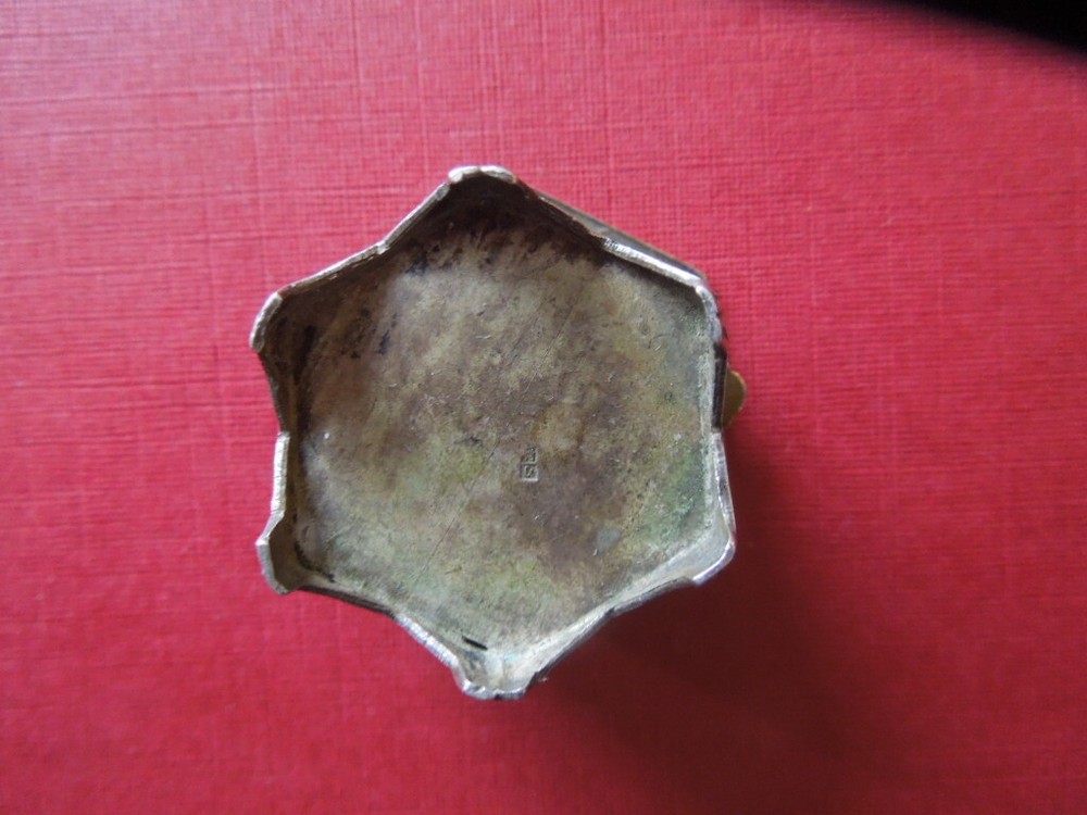J2663 ANTIQUE MIDDLE EAST MINIATURE TABLE SNUFF BOX SOLID SILVER SEE