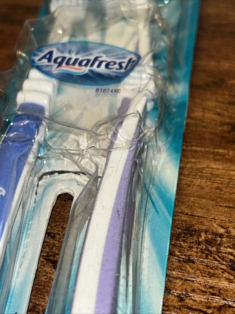 Aquafresh Medium #32 Toothbrushes 2-Pack Sealed 61674XD - Slight Pkg Damage