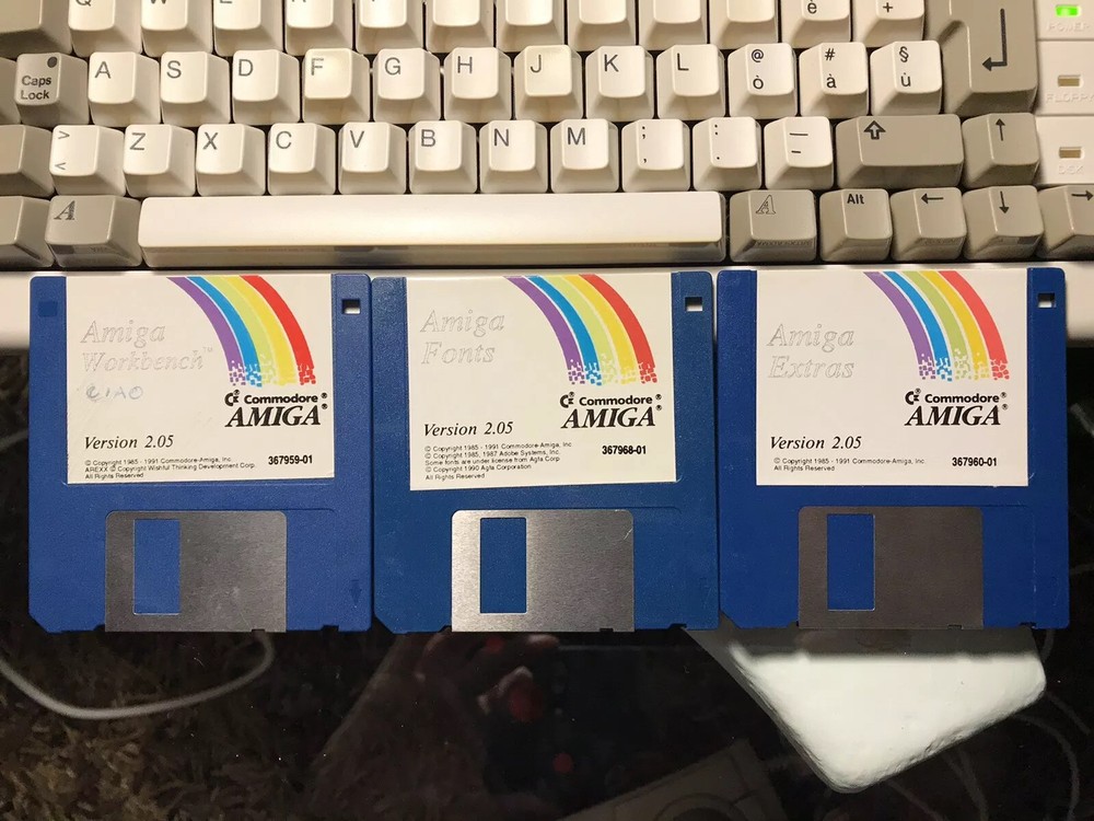 Workbench Version 2.05 Amiga, 3 Floppy Disk 3.5