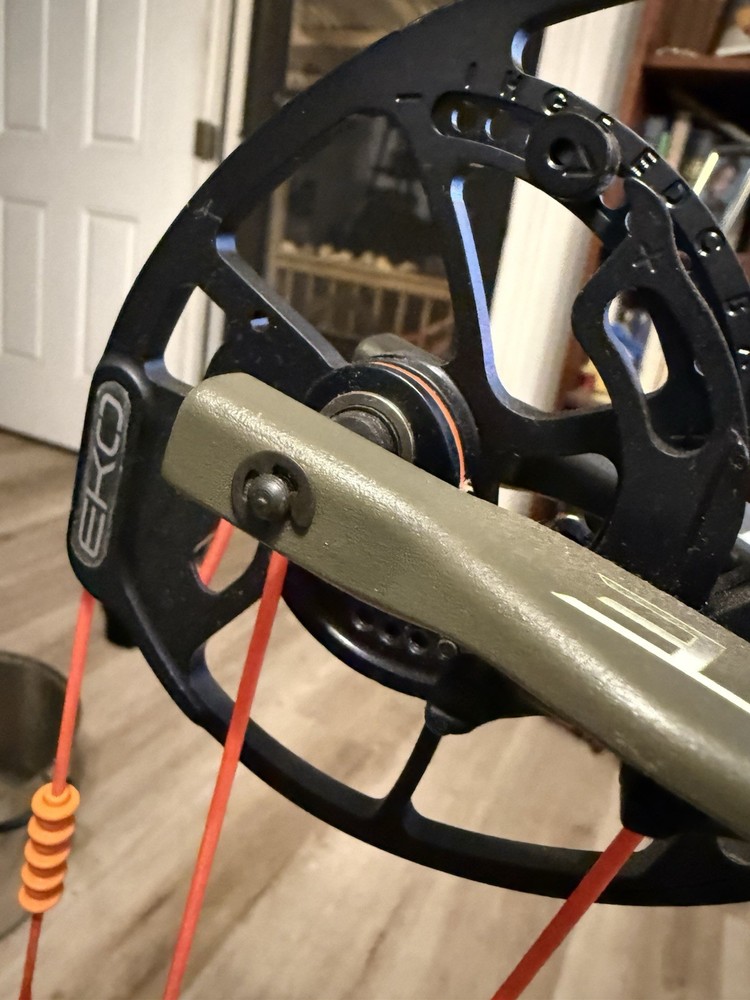 Bear Archery Escalate 70lbs Rt hand